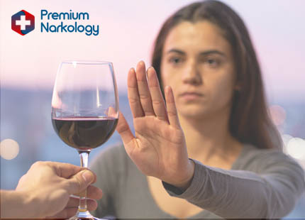 Профилактика алкогольной деградации личности Девушка отказывается от бокала с вином