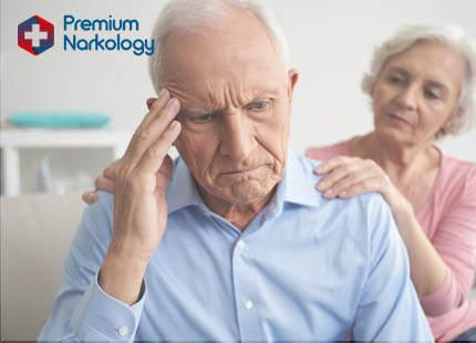 Виды амнезии Женщина держит мужчину за плечо